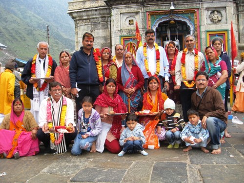 Tempio di kedarnath durante la bella stagione aperto ai pellegrini di tutto il mondo 