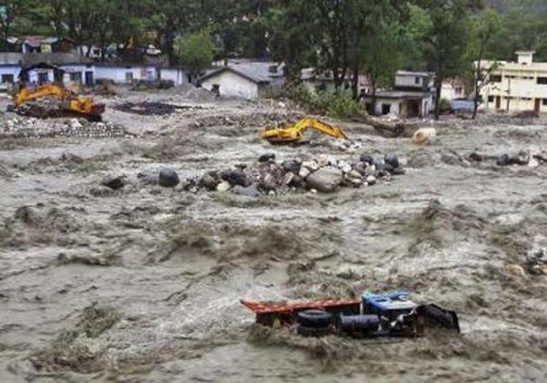 Tempio di Kedarnath sommerso dal fango e dalla distruzione