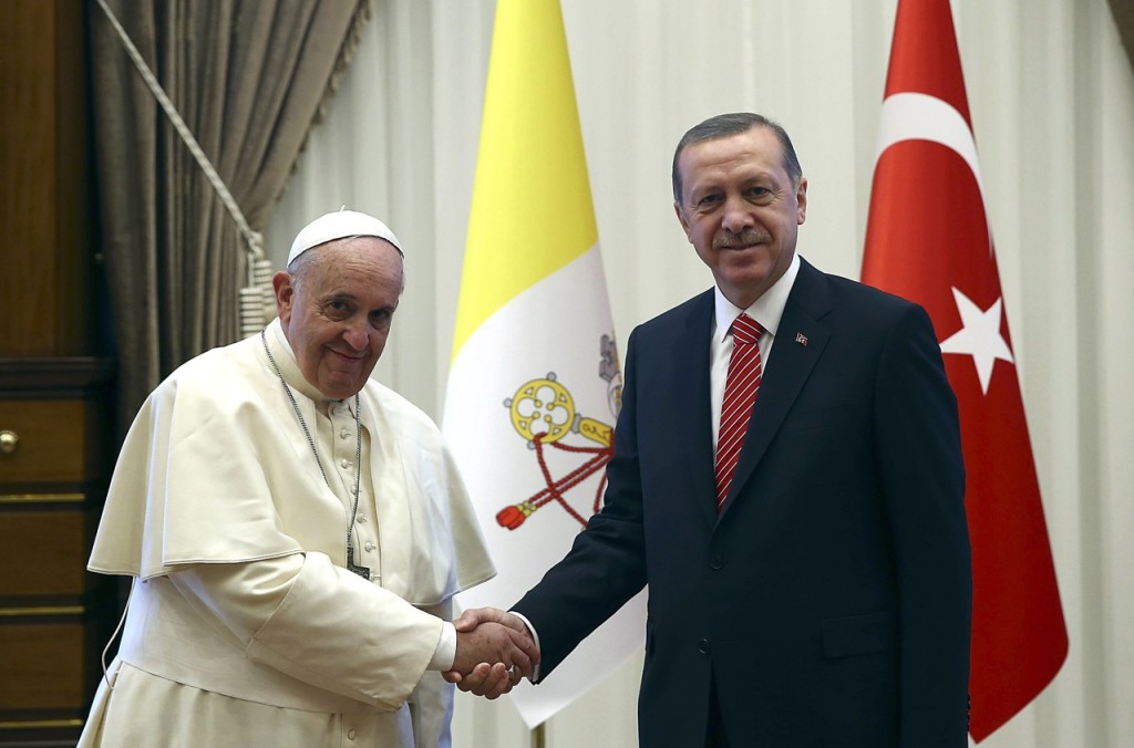 Francesco da Erdogan: «Pari diritti e doveri per tutte le religioni»