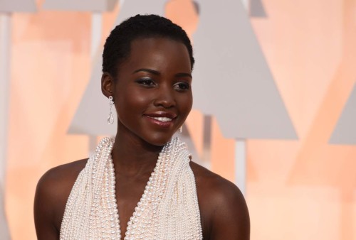 Lupita Nyong’o agli Oscar 2015 indossa l'abito fiabesco creazione di Calvin Klein firmata dallo stilista Francisco Costa per un valore stimato di 150mila dollari 