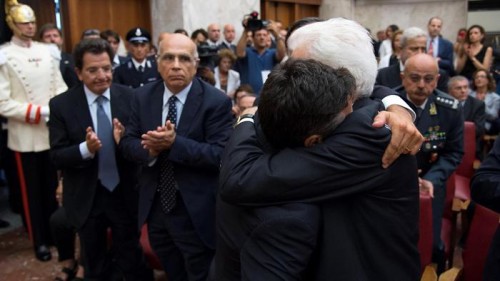 L’abbraccio tra Manfredi Borsellino e il capo dello Stato, Sergio Mattarella