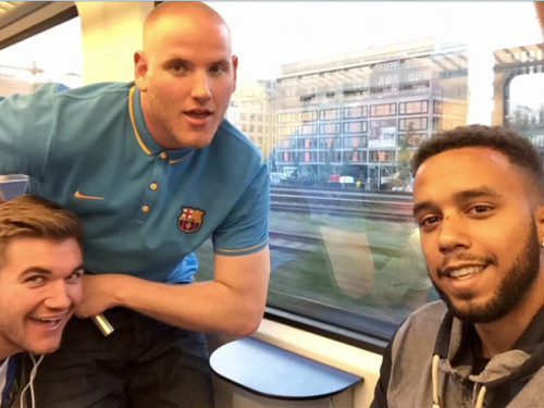 Alek Skarlatos, Spencer Stone e Anthony Sadler in una foto scattata (sempre in treno) qualche tempo prima dell'attentato. Già si conoscevano tutti prima di finire sul treno Thalys? Chi ha scattato la foto?