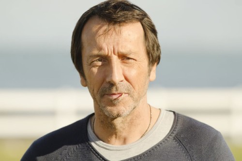 L’attore francese Jean-Hugues Anglade era sul treno. Si sarebbe ferito a una mano rompendo il vetro dell’allarme di emergenza. La storia ufficiale: “Un ‘eroico’ aviere statunitense e i suoi amici disarmano un ‘terrorista’ marocchino mentre ‘fa fuoco’ con un AK-47 sui passeggeri dei treni in Francia”.