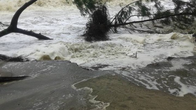 Komen Cyclone sconvolge il Bangladesh
