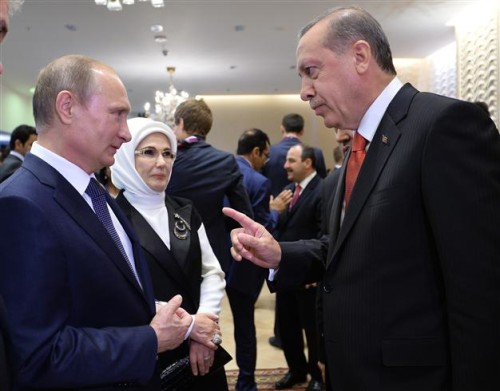 Resta così alta la tensione dopo il jet abbattuto con il presidente turco Recyp Erdogan che ammonisce: 'la Russia non scherzi con il fuoco'. Vladimir Putin intanto si rifiuta di parlargli senza ricevere prima le scuse. Tentativo di un incontro tra i due a margine del vertice sul clima a Parigi il 30 novembre prossimo.   