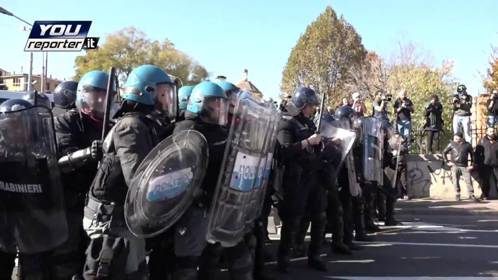 Bologna 8 novembre scontri: polizia vs corteo contro la Lega