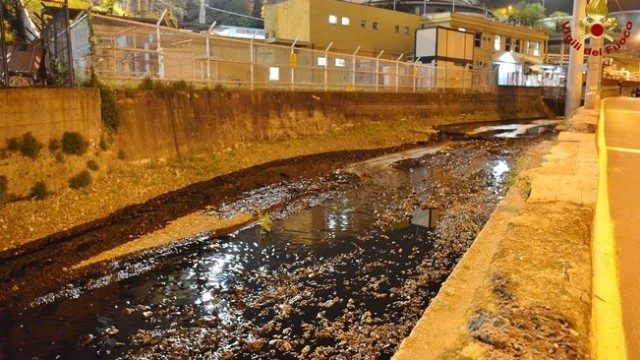 Genova: si rompe oleodotto petrolio in mare