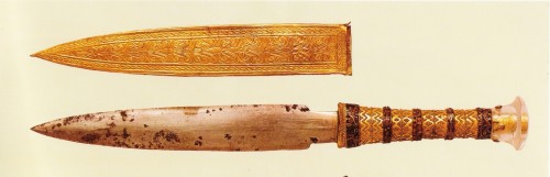 Il pugnale con la lama di ferro meteoritico e il suo fodero in oro rinvenuti, insieme ad un altro pugnale in oro, nella mummia del faraone Tutankhamon. I pugnali facevano parte del corredo funerario, come protezione contro i demoni dell’Aldilà.