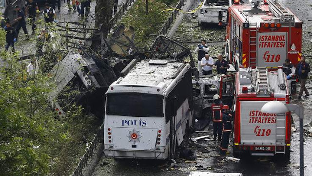 Turchia: autobomba contro bus della polizia, strage nel centro di Istanbul
