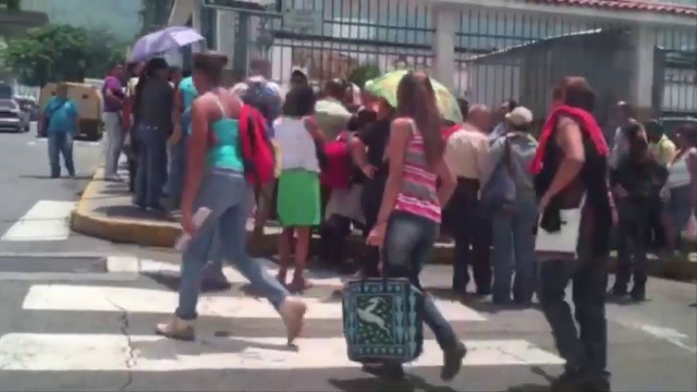 Venezuela, Caracas alla fame: camion di alimentari e negozi saccheggiati
