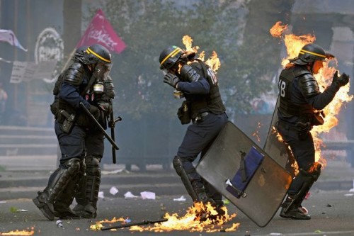 Agenti travolti dalle fiamme durante le rivolte di Parigi