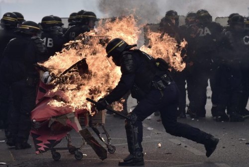 Circa 9.000 poliziotti sono stati arruolati per controllare la folla alla marcia del 1 maggio di Parigi