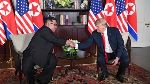 Trump e Kim sono rimasti seduti l'uno di fronte all'altro e il clima appare molto cordiale. Davanti alle telecamere, i due leader si sono stretti ripetutamente la mano.