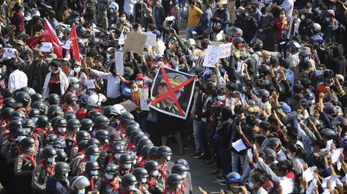 le-proteste-in-myanmar-lunedi-mattina-contro-il-colpo-di-stato-militare