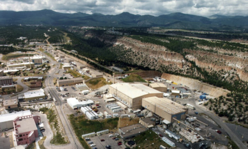 Questa veduta aerea di file non datati mostra il Los Alamos National Laboratory a Los Alamos, NM (The Albuquerque Journal via AP)